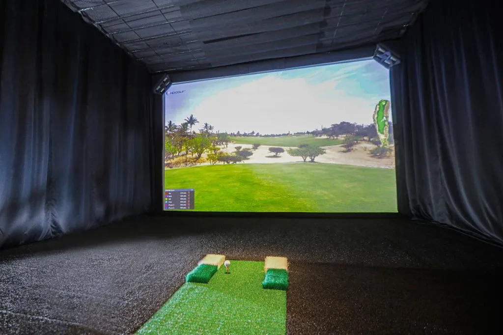 Simulateur de golf virtuel dans un complexe de condos de luxe