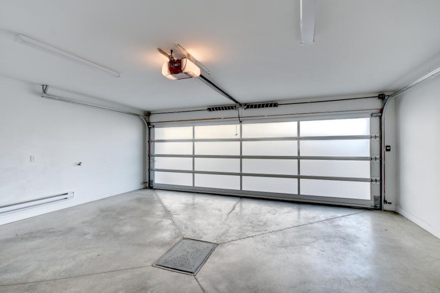 Large garage intérieur d'une maison