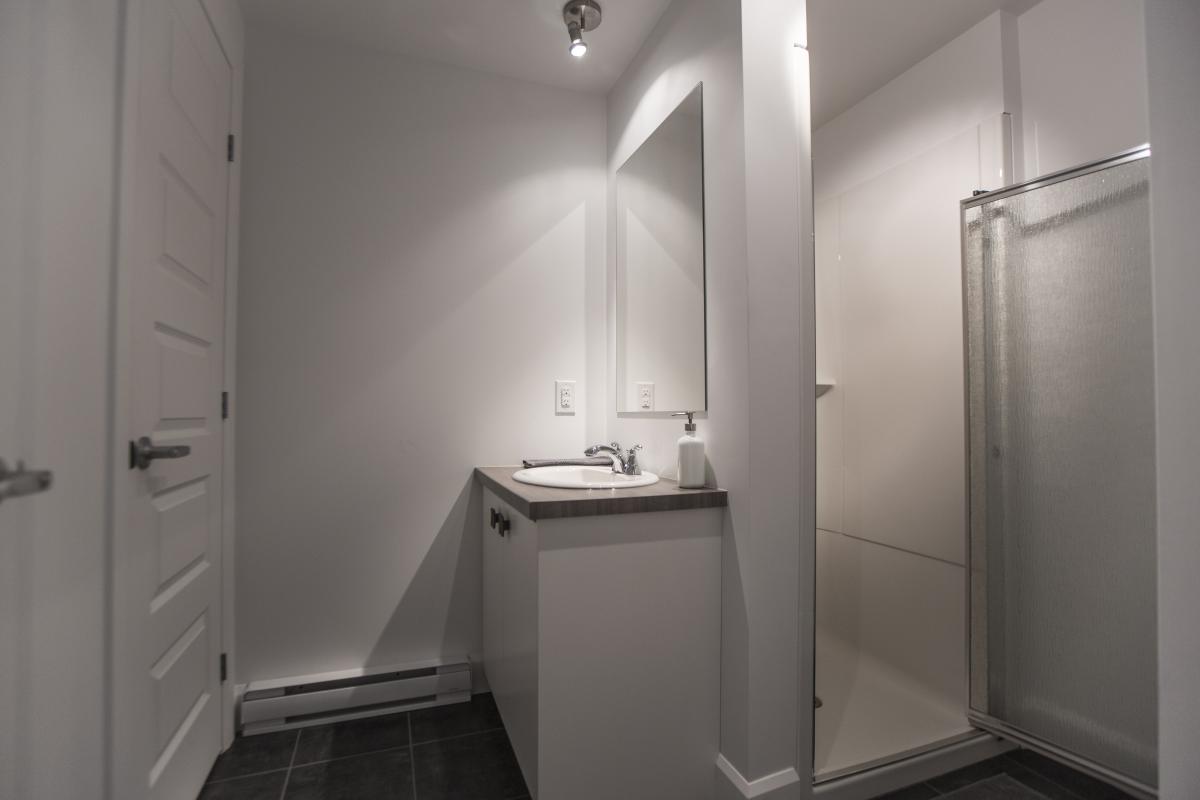 Salle de douche moderne d'une résidence pour travailleurs