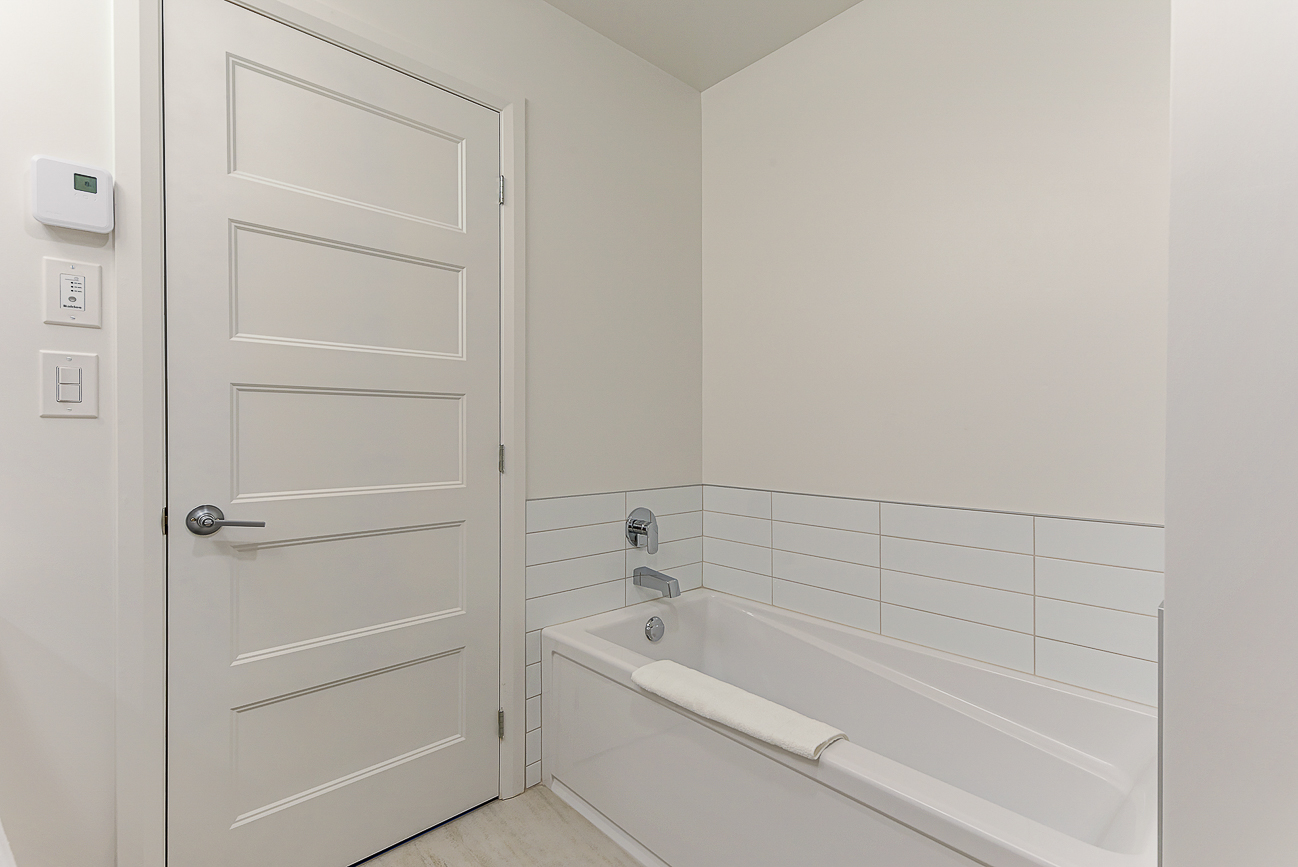 Salle de bain de condo avec douche et bain séparés