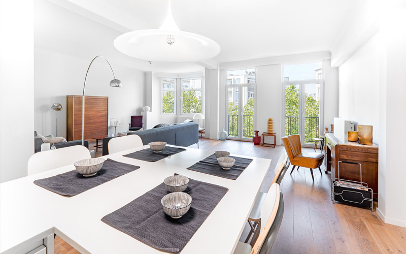 grand salon et cuisine dans un airbnb