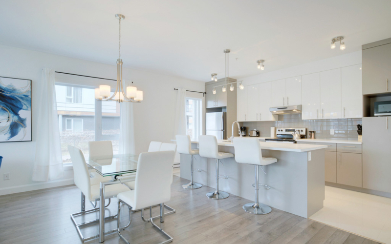 belle cuisine éclairée dans un condo meublé