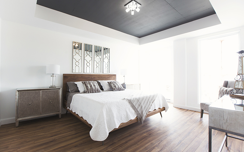 Location d’un logement entièrement meublé Spacieuse chambre à coucher entièrement meublée au décor chic et haut de gamme dans un condo locatif.
