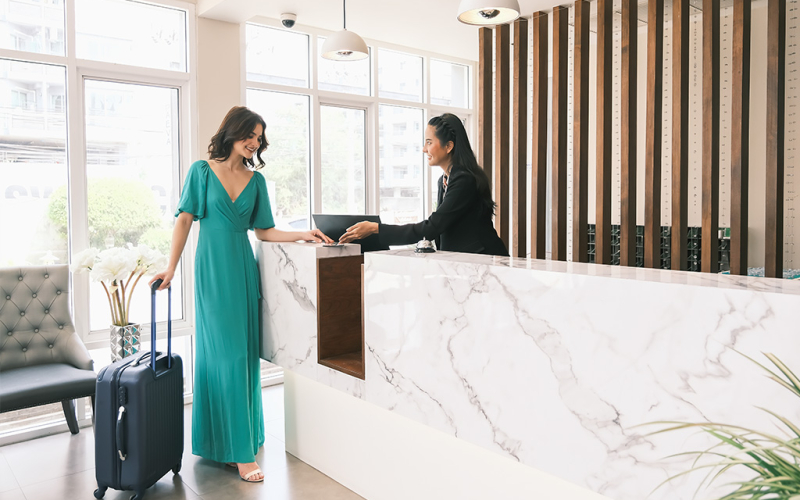 femme à l'hôtel à la réception